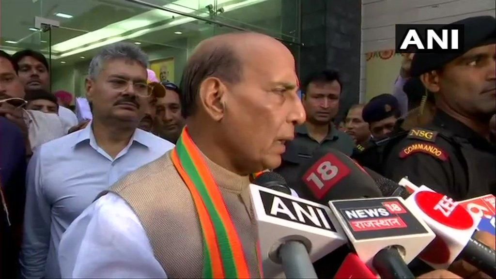 बस हादसे पर रक्षा मंत्री राजनाथ सिंह और CM योगी ने जताया दुख, 5 लाख रुपए मुआवजे की घोषणा बस हादसे पर रक्षा मंत्री राजनाथ सिंह और CM योगी ने जताया दुख, 5 लाख रुपए मुआवजे की घोषणा