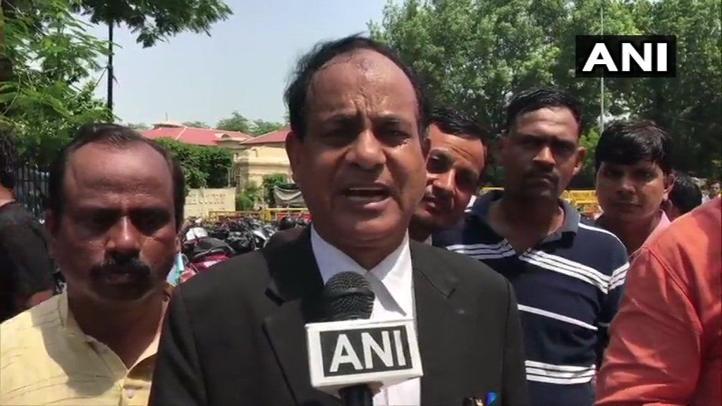 कोर्ट पहुंचे अजितेश की अज्ञात लोगों ने की पिटाई ,कोर्ट ने सुरक्षा का दिया निर्देश कोर्ट पहुंचे अजितेश की अज्ञात लोगों ने की पिटाई ,कोर्ट ने सुरक्षा का दिया निर्देश