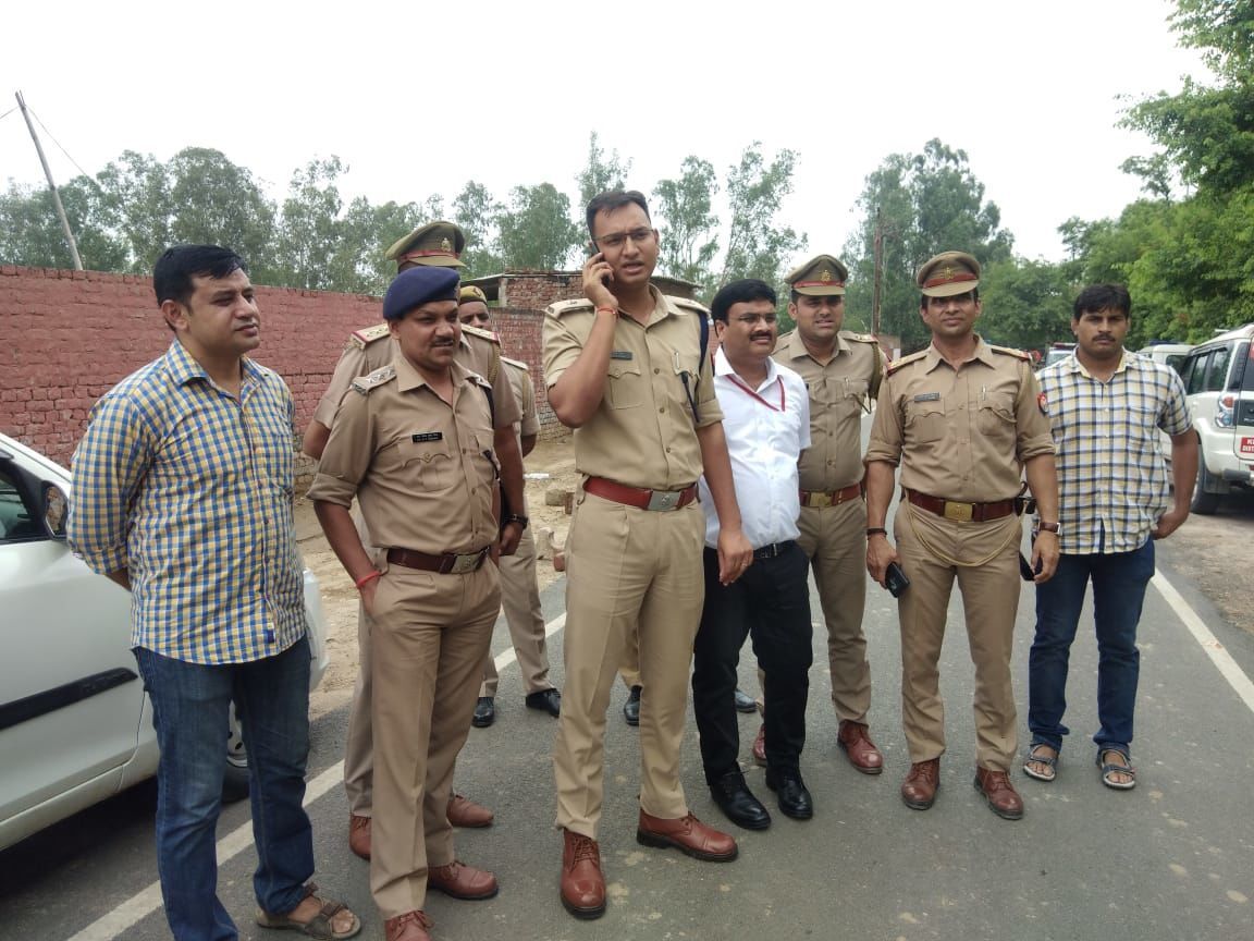 गाजियाबाद पुलिस की बड़ी कामयाबी, मुठभेड़ में 25 हजार रुपये के इनामी बदमाश को किया गिरफ्तार गाजियाबाद पुलिस की बड़ी कामयाबी, मुठभेड़ में 25 हजार रुपये के इनामी बदमाश को किया गिरफ्तार