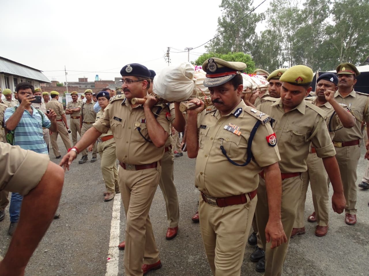 यूपी पुलिस की बड़ी लापरवाही, पहले एम्बुलेंस और अब शहीदों को नहीं नसीब हुआ तिरंगा? यूपी पुलिस की बड़ी लापरवाही, पहले एम्बुलेंस और अब शहीदों को नहीं नसीब हुआ तिरंगा?