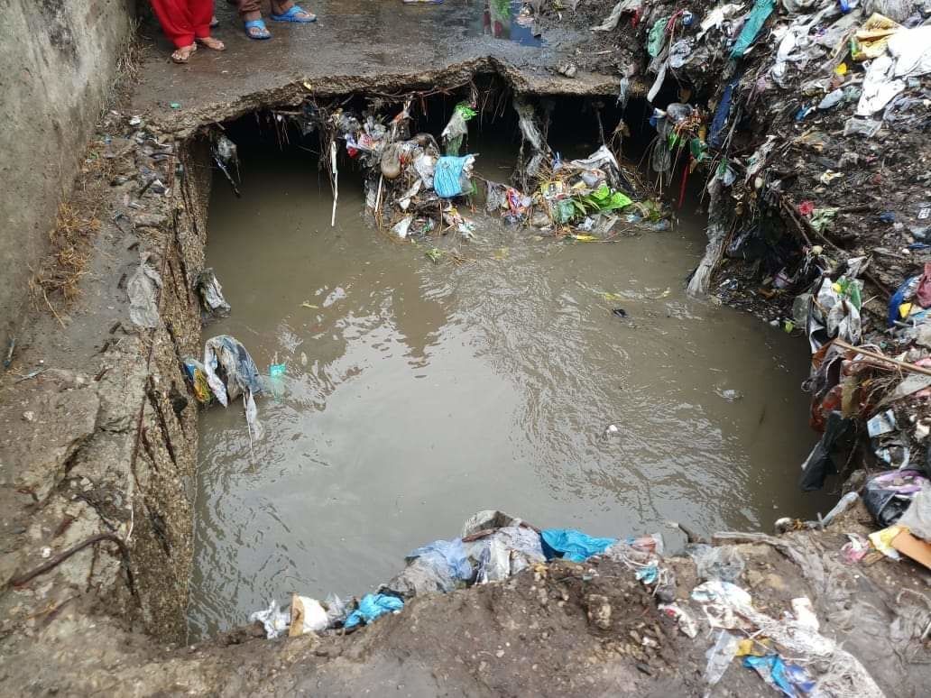गाजियाबाद के विजयनगर में नाले में गिरा 12 का बच्चा, रेस्क्यू जारी गाजियाबाद के विजयनगर में नाले में गिरा 12 का बच्चा, रेस्क्यू जारी
