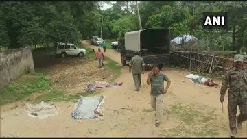 झारखंड में फिर मॉब लिंचिंग, दो महिलाओं समेत 4 लोगों की पीट-पीटकर हत्या झारखंड में फिर मॉब लिंचिंग, दो महिलाओं समेत 4 लोगों की पीट-पीटकर हत्या