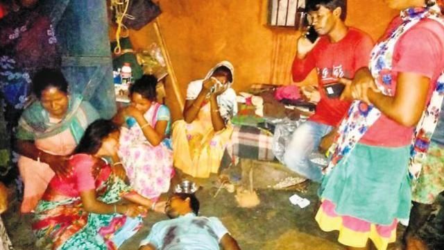 सांत्वना देने आये बीजेपी मंत्री को मृतक की बेटी ने मारा थप्पड़, और फिर .... सांत्वना देने आये बीजेपी मंत्री को मृतक की बेटी ने मारा थप्पड़, और फिर ....