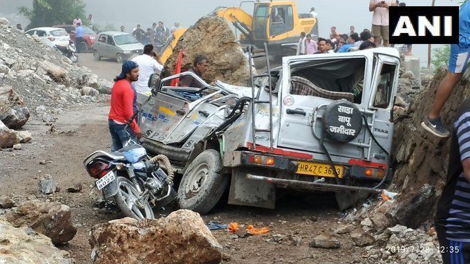 उत्तराखंड: टिहरी में कांवड़ियों पर गिरी चट्टान, 2 की मौत, 7 घायल उत्तराखंड: टिहरी में कांवड़ियों पर गिरी चट्टान, 2 की मौत, 7 घायल