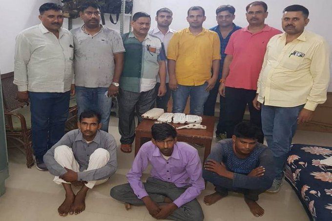 पूरा परिवार मिलकर कर रहा था ठगी और जी रहे थे आलीशान जिंदगी, लेकिन हुई इस घटना पहुंचा दिया जेल पूरा परिवार मिलकर कर रहा था ठगी और जी रहे थे आलीशान जिंदगी, लेकिन हुई इस घटना पहुंचा दिया जेल