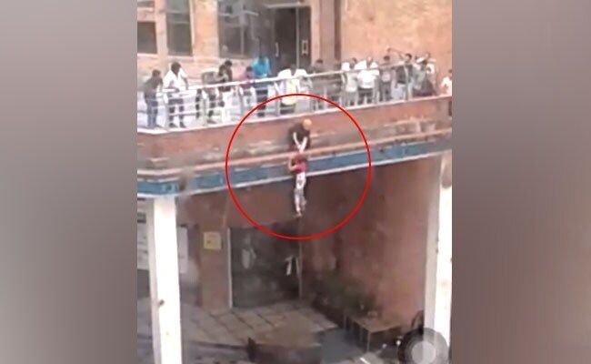 मां से हुआ झगड़ा तो हॉस्पिटल की छत से लड़की ने की सुसाइड की कोशिश, लाइव Video हुआ वायरल मां से हुआ झगड़ा तो हॉस्पिटल की छत से लड़की ने की सुसाइड की कोशिश, लाइव Video हुआ वायरल