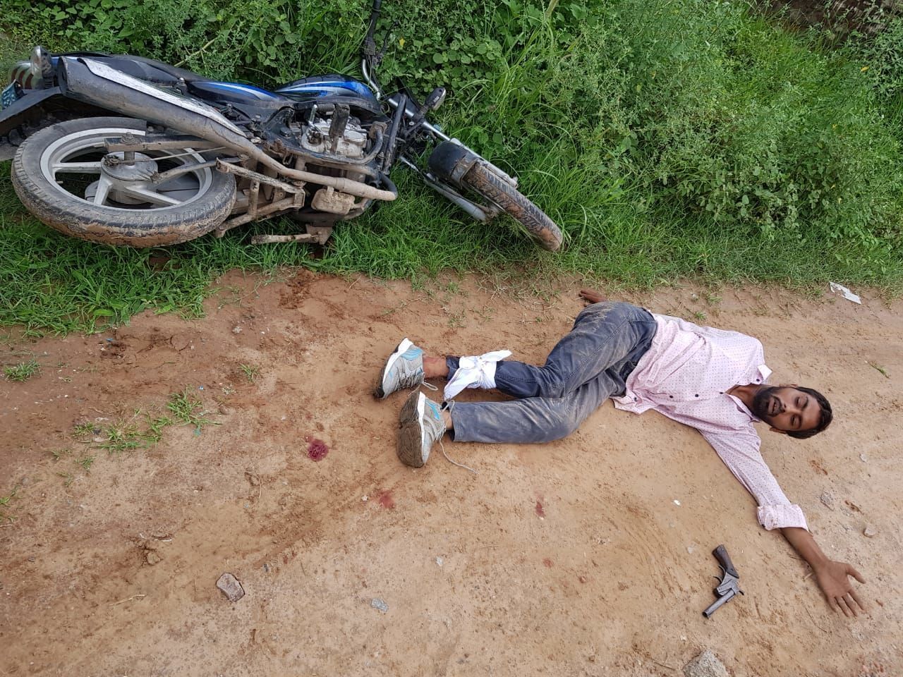 गाजियाबाद में बदमाश से पुलिस की मुठभेड़, 25000 हजार के इनामिया बदमाश को लगी गोली गाजियाबाद में बदमाश से पुलिस की मुठभेड़, 25000 हजार के इनामिया बदमाश को लगी गोली