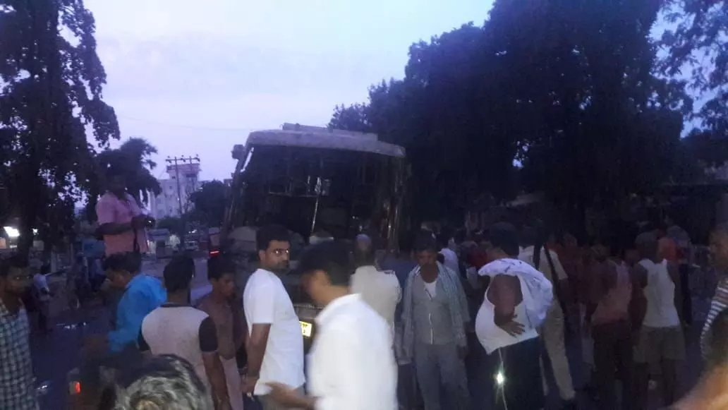 बिहार: पूर्णिया में डिवाइडर से टकराई बस में आग लगने से एक की मौत  20 यात्री घायल