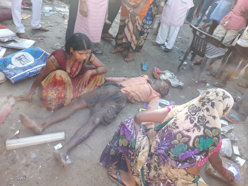 यूपी के हरदोई में दिन दहाड़े व्यापारी विकास मिश्र की पीट पीट कर हत्या यूपी के हरदोई में दिन दहाड़े व्यापारी विकास मिश्र की पीट पीट कर हत्या