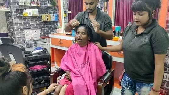रानू मंडल ने गाया शाहरुख खान की फिल्म का ये ब्लॉकबस्टर गाना, वीडियो वायरल रानू मंडल ने गाया शाहरुख खान की फिल्म का ये ब्लॉकबस्टर गाना, वीडियो वायरल