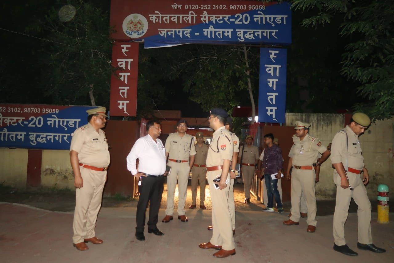 अपर मुख्य सचिव गृह अवनीश अवस्थी आधी रात पहुंचे नोएडा, सेक्टर 20 थाने का किया औचक निरिक्षण, जांच से संतुष्ट दिखे मांगे बेहतर पुलिसिंग पर सुझाव अपर मुख्य सचिव गृह अवनीश अवस्थी आधी रात पहुंचे नोएडा, सेक्टर 20 थाने का किया औचक निरिक्षण, जांच से संतुष्ट दिखे मांगे बेहतर पुलिसिंग पर सुझाव