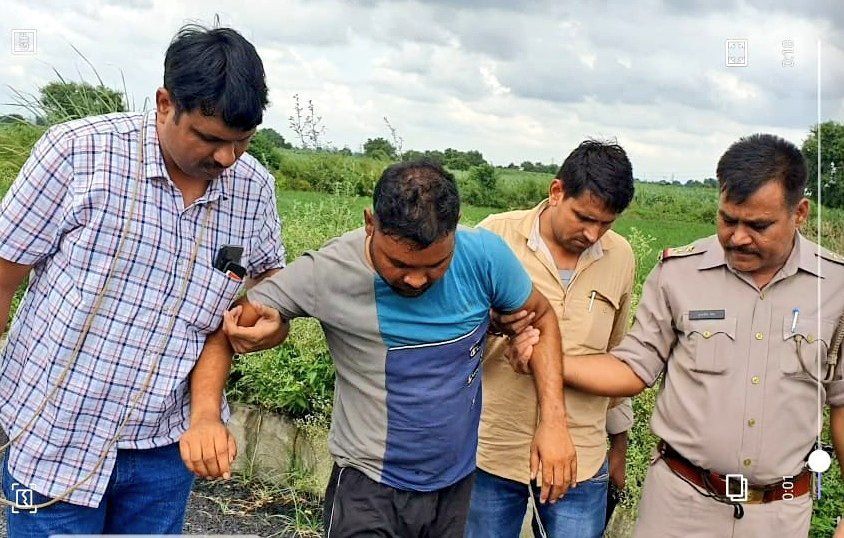 वाह री यूपी पुलिस तेरी अजब कहानी, 15 हजारी को बताया 50 हजार का इनामी बदमाश वाह री यूपी पुलिस तेरी अजब कहानी, 15 हजारी को बताया 50 हजार का इनामी बदमाश