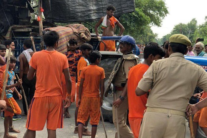 यूपी के बदायूं में कांवड़ियों पर उपद्रवियों ने किया जमकर पथराव, कई घायल यूपी के बदायूं में कांवड़ियों पर उपद्रवियों ने किया जमकर पथराव, कई घायल