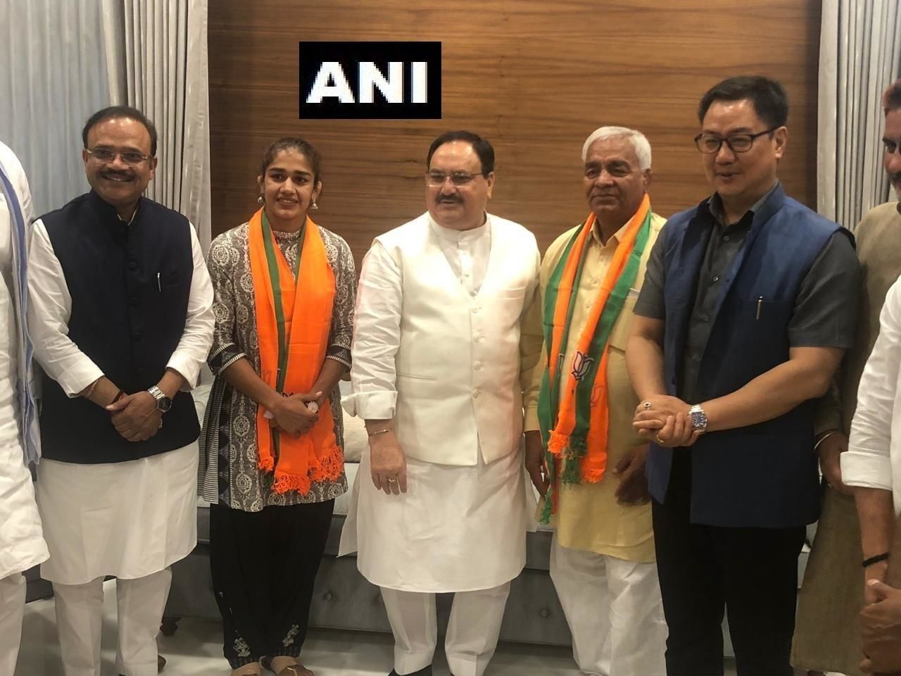 कुश्ती खिलाड़ी बबीता फोगाट और महावीर फोगाट भाजपा में हुए शामिल कुश्ती खिलाड़ी बबीता फोगाट और महावीर फोगाट भाजपा में हुए शामिल