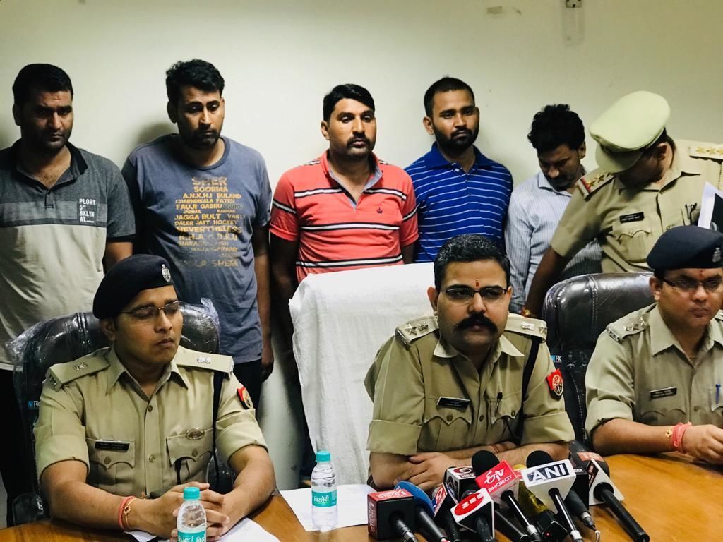 ओखला एमसीडी टोल पर ड्राइवर की हत्या करने वाले सात बाउंसर नोएडा पुलिस ने किये गिरफ्तार ओखला एमसीडी टोल पर ड्राइवर की हत्या करने वाले सात बाउंसर नोएडा पुलिस ने किये गिरफ्तार