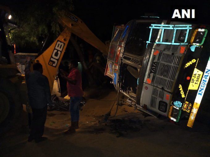 दर्दनाक हादसा: बदायूं में एक ट्रक के के खोके पर पलट जाने से नौ लोगों की मौत, छह घायल दर्दनाक हादसा: बदायूं में एक ट्रक के के खोके पर पलट जाने से नौ लोगों की मौत, छह घायल