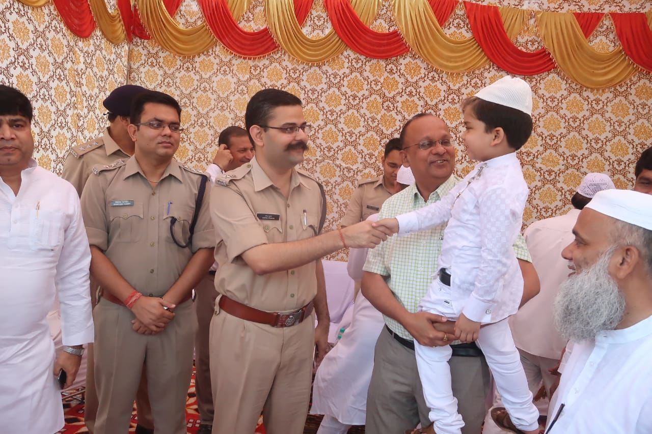 जिले के उच्च अधिकारियों की मौजूदगी में शांति से मनाई गयी बकरीद जिले के उच्च अधिकारियों की मौजूदगी में शांति से मनाई गयी बकरीद