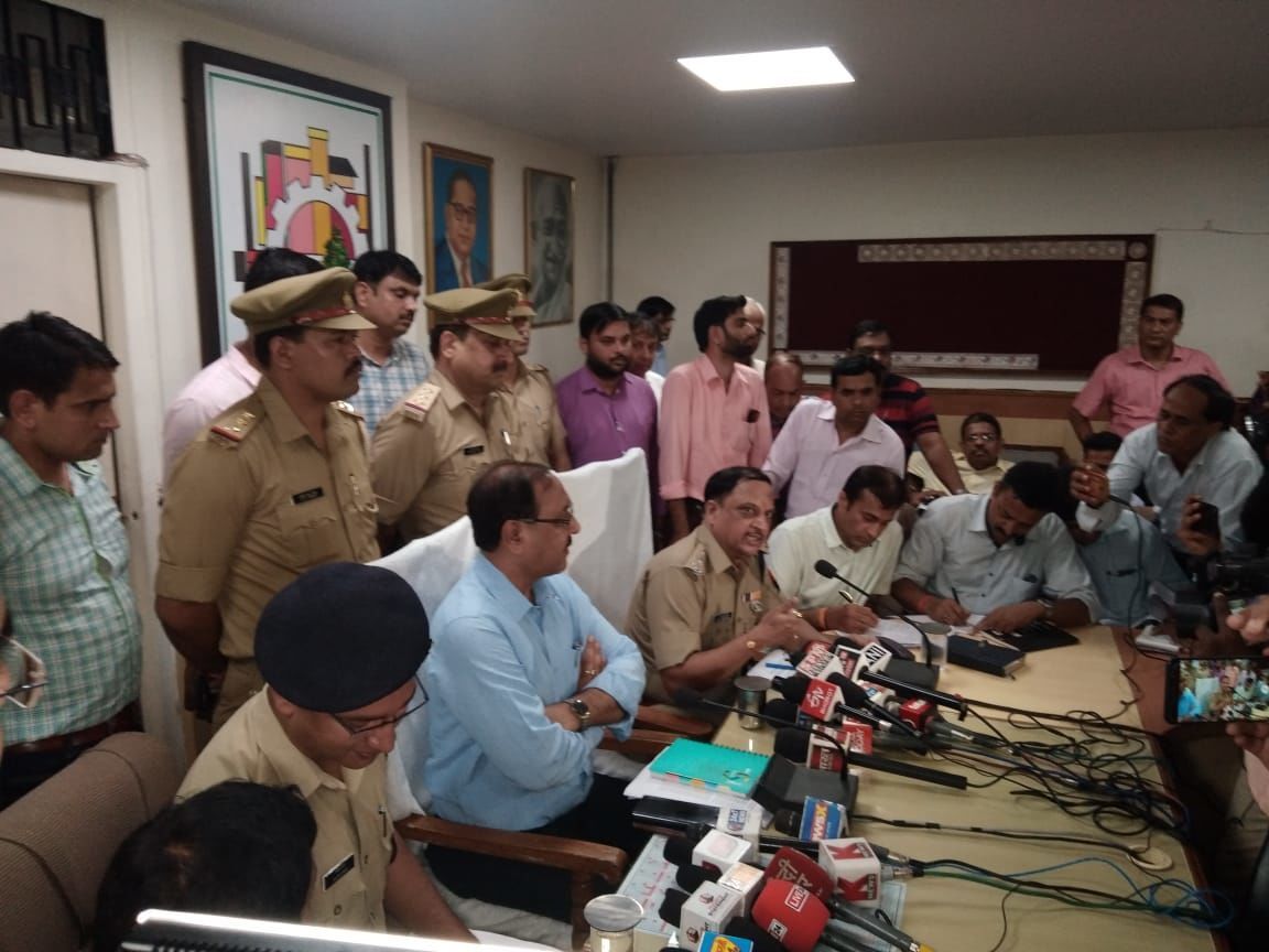 गाजियाबाद में फर्जी शस्त्र लाइसेंस बनवाने वाले गिरोह का भंडाफोड़, डीएम और एसपी ने दी जानकारी गाजियाबाद में फर्जी शस्त्र लाइसेंस बनवाने वाले गिरोह का भंडाफोड़, डीएम और एसपी ने दी जानकारी