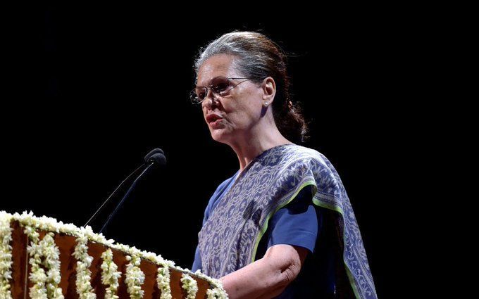 कांग्रेस पार्टी के नये अध्यक्ष की कमान संभालते ही सोनिया गांधी का पहला बड़ा फैसला कांग्रेस पार्टी के नये अध्यक्ष की कमान संभालते ही सोनिया गांधी का पहला बड़ा फैसला