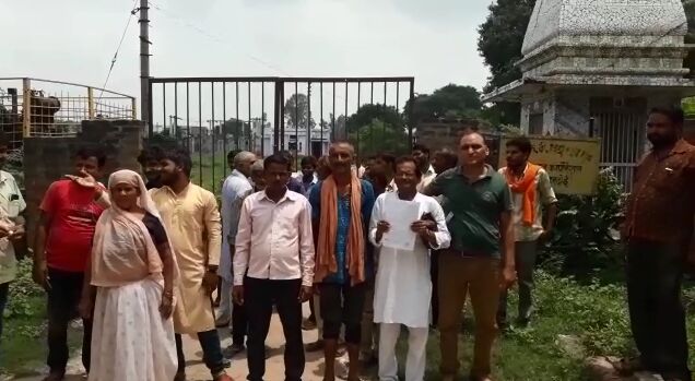 जर्जर विद्युत व्यवस्था ने तोड़ा ग्रामीणों के धैर्य का बांध ,ऊर्जा मंत्री के त्योहारों पर निर्बाध विद्युत आपूर्ति के आदेश को भी किया अधिकारियों ने किया दरकिनार जर्जर विद्युत व्यवस्था ने तोड़ा ग्रामीणों के धैर्य का बांध ,ऊर्जा मंत्री के त्योहारों पर निर्बाध विद्युत आपूर्ति के आदेश को भी किया अधिकारियों ने किया दरकिनार