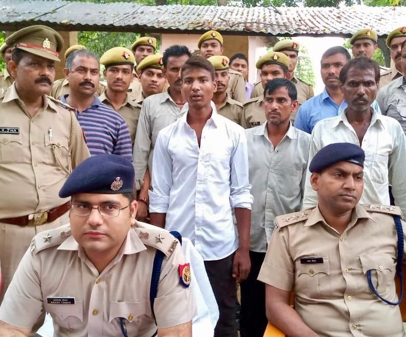 बाराबंकी पुलिस ने सनसनीखेज घटना का 24 घण्टे के अन्दर किया खुलासा, पिता ने परिजनों के साथ मिलकर बेटी को मारडाला बाराबंकी पुलिस ने सनसनीखेज घटना का 24 घण्टे के अन्दर किया खुलासा, पिता ने परिजनों के साथ मिलकर बेटी को मारडाला