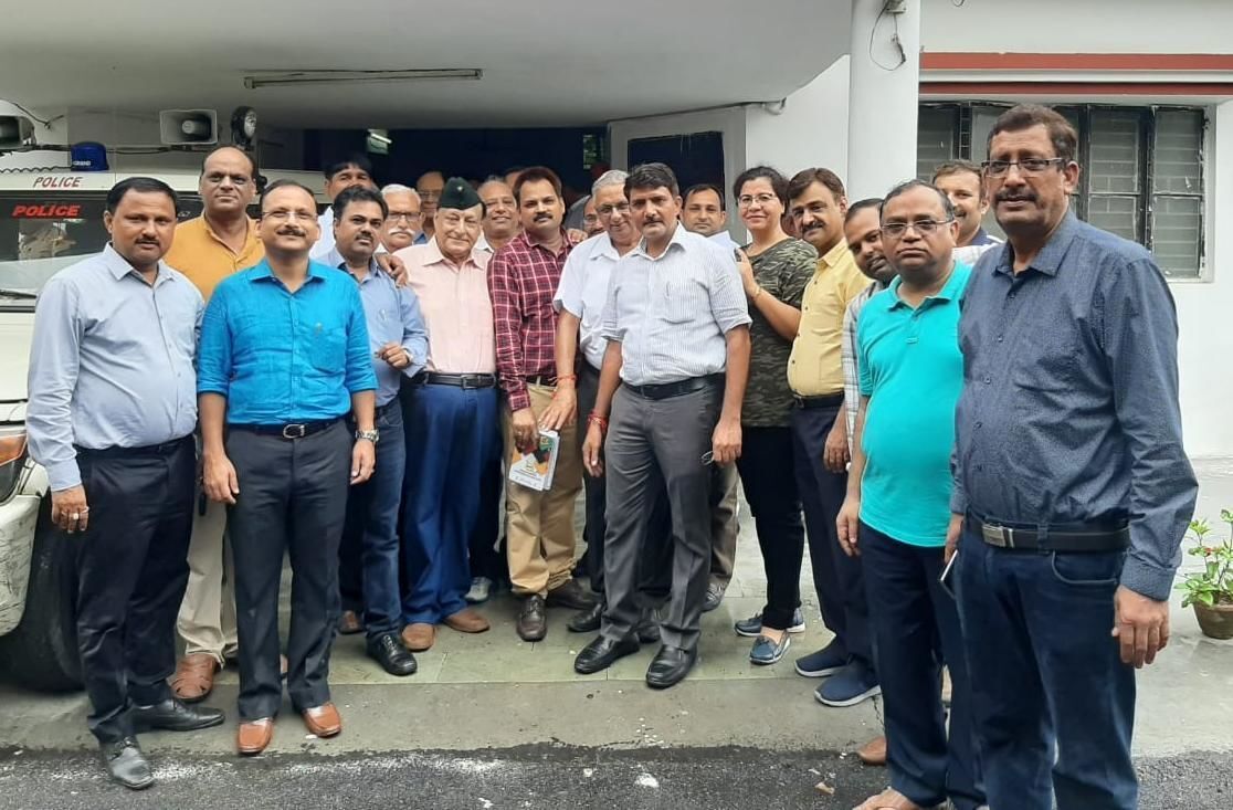 एसपी सिटी विनीत जायसवाल ने बड़ी सूझबूझ से नाराज आरडब्ल्यूए व फोनरवा के पदाधिकारियों को किया संतुष्ट एसपी सिटी विनीत जायसवाल ने बड़ी सूझबूझ से नाराज आरडब्ल्यूए व फोनरवा के पदाधिकारियों को किया संतुष्ट