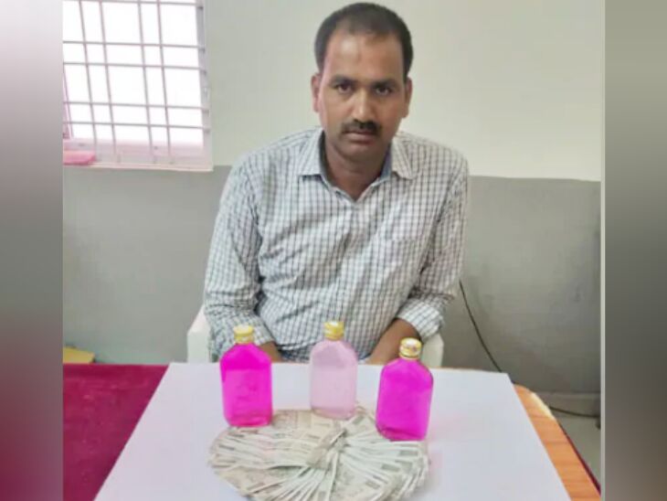 स्वतंत्रता दिवस पर सर्वश्रेष्ठ कॉन्स्टेबल का पुरस्कार पाने वाला पुलिसकर्मी घूस लेते हुए पकड़ाया स्वतंत्रता दिवस पर सर्वश्रेष्ठ कॉन्स्टेबल का पुरस्कार पाने वाला पुलिसकर्मी घूस लेते हुए पकड़ाया