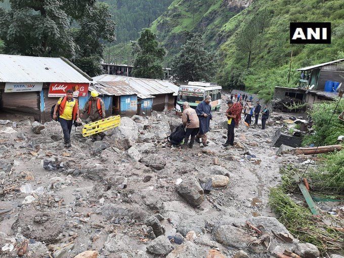 उत्तराखंड में बाढ़ का कहर : उत्तरकाशी में बादल फटने के बाद तबाही का मंजर, 17 लोगों के शव मिले उत्तराखंड में बाढ़ का कहर : उत्तरकाशी में बादल फटने के बाद तबाही का मंजर, 17 लोगों के शव मिले
