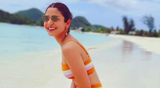 अनुष्का शर्मा ने शेयर की बिकनी Photos तो विराट कोहली का ये कमेंट हुआ वायरल अनुष्का शर्मा ने शेयर की बिकनी Photos तो विराट कोहली का ये कमेंट हुआ वायरल
