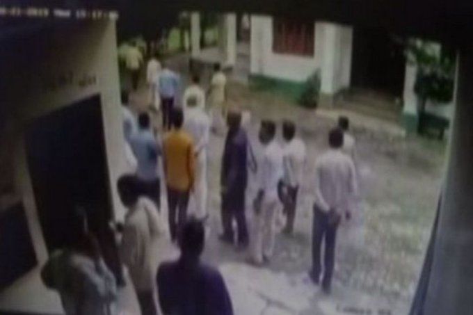 यूपी में बीजेपी विधायक ने गन्ना अधिकारी के गाल पर जड़ा थप्पड़, और फिर... यूपी में बीजेपी विधायक ने गन्ना अधिकारी के गाल पर जड़ा थप्पड़, और फिर...