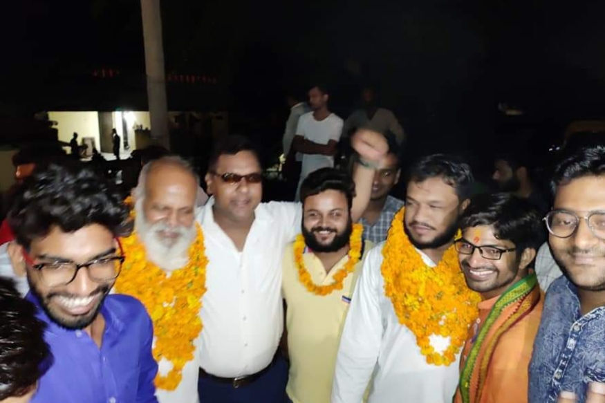 बुलंदशहर हिंसा में इंस्पेक्टर सुबोध कुमार की हत्या के आरोपी जमानत पर आये, जहाँ उनका फूल माला पहनाकर स्वागत किया गया, देखिये वीडियो बुलंदशहर हिंसा में इंस्पेक्टर सुबोध कुमार की हत्या के आरोपी जमानत पर आये, जहाँ उनका फूल माला पहनाकर स्वागत किया गया, देखिये वीडियो