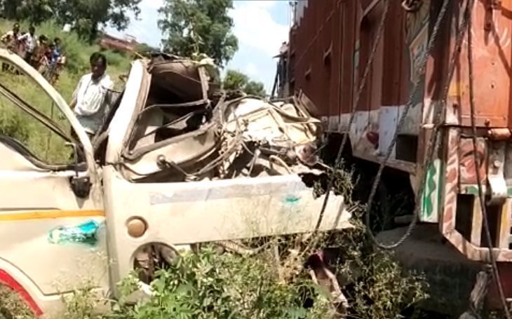 शाहजहांपुर में 2 टेंपो के ऊपर ट्रक पलटा, 15 लोगों की मौके पर ही मौत शाहजहांपुर में 2 टेंपो के ऊपर ट्रक पलटा, 15 लोगों की मौके पर ही मौत