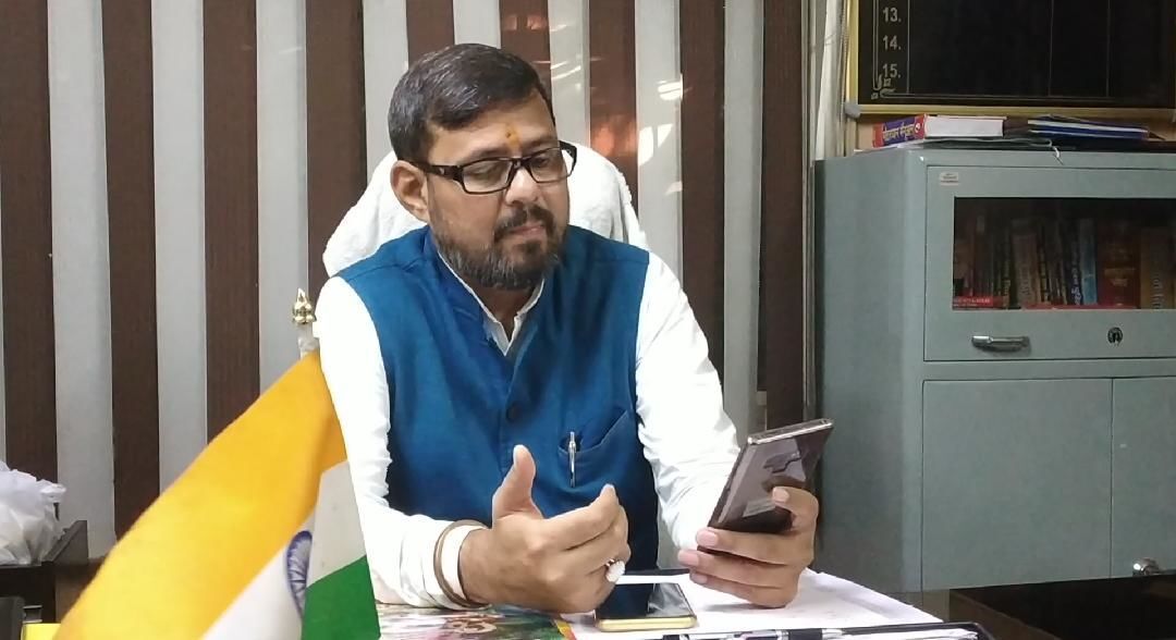 परिवहन मंत्री ने किया एआरटीओ कार्यालय में औचक निरीक्षण,परिसर में फैली गंदगी को लेकर अधिकारियों को लगाई फटकार परिवहन मंत्री ने किया एआरटीओ कार्यालय में औचक निरीक्षण,परिसर में फैली गंदगी को लेकर अधिकारियों को लगाई फटकार