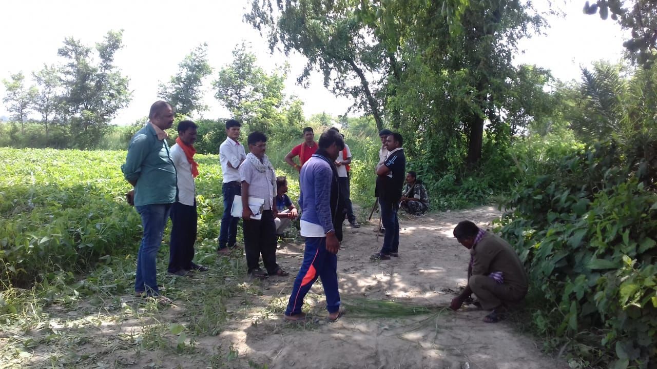 बेगूसराय : घने जंगल में बंद बोरे में अज्ञात लड़की की लाश बरामद होने से क्षेत्र में फैली सनसनी बेगूसराय : घने जंगल में बंद बोरे में अज्ञात लड़की की लाश बरामद होने से क्षेत्र में फैली सनसनी