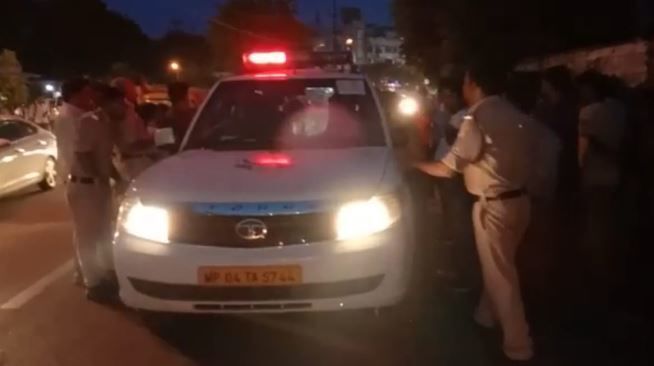 सरेआम सडक पर सारे कपड़े उतार कर युवती करने लगी हंगामा सरेआम सडक पर सारे कपड़े उतार कर युवती करने लगी हंगामा