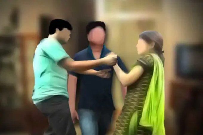 पति ने पत्नी के सामने बनाये दोस्त की बीबी से संबंध, और उधर दोस्त ने दिखाया दोस्त की बीबी को यह वीडियो फिर भी नहीं बनी बात तो ... पति ने पत्नी के सामने बनाये दोस्त की बीबी से संबंध, और उधर दोस्त ने दिखाया दोस्त की बीबी को यह वीडियो फिर भी नहीं बनी बात तो ...