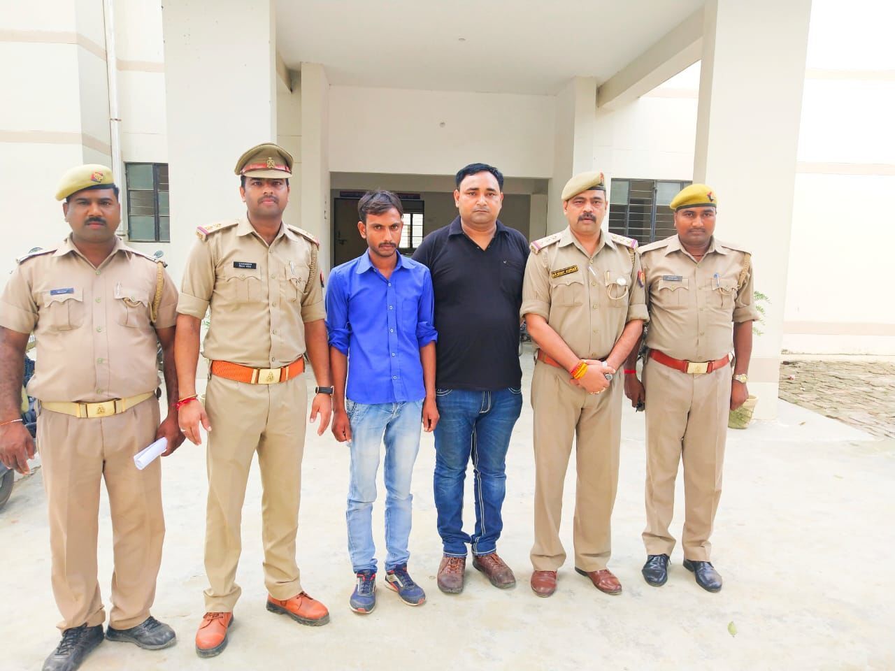 बाराबंकी पुलिस ने ठगी करने वाले तीन आरोपी किये गिरफ्तार, एक मामले में दो पत्रकार और दूसरे में महिला भेजी जेल बाराबंकी पुलिस ने ठगी करने वाले तीन आरोपी किये गिरफ्तार, एक मामले में दो पत्रकार और दूसरे में महिला भेजी जेल