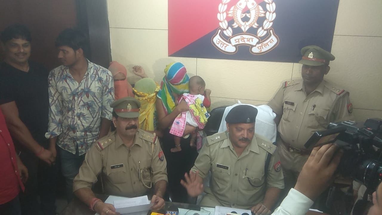 गाजियाबाद के थाना इंदिरापुरम पुलिस ने किया 5 साल के छोटे बच्चे का अपहरण खुलासा, बच्चे को सकुशल बरामद कर प्रेमी सहित 2 महिलाओं को किया गिरफ्तार गाजियाबाद के थाना इंदिरापुरम पुलिस ने किया 5 साल के छोटे बच्चे का अपहरण खुलासा, बच्चे को सकुशल बरामद कर प्रेमी सहित 2 महिलाओं को किया गिरफ्तार