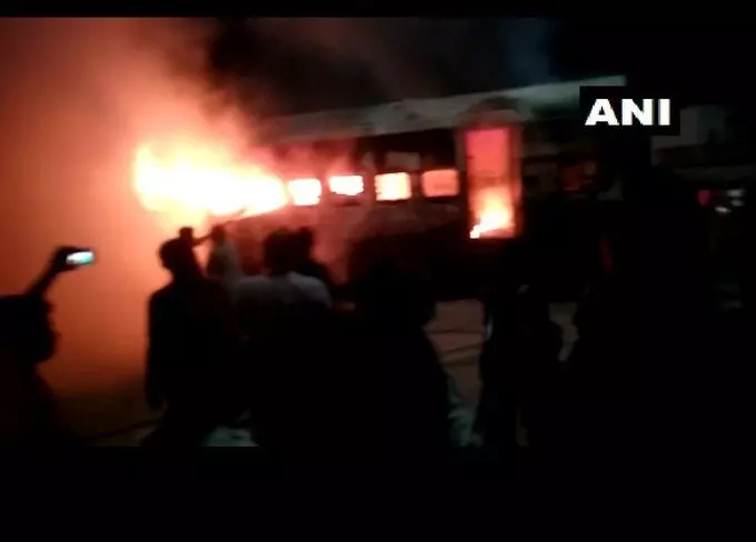 बिहार: दरभंगा-नई दिल्ली बिहार संपर्क क्रांति सुपरफास्ट एक्सप्रेस के एक कोच में आग लग गई