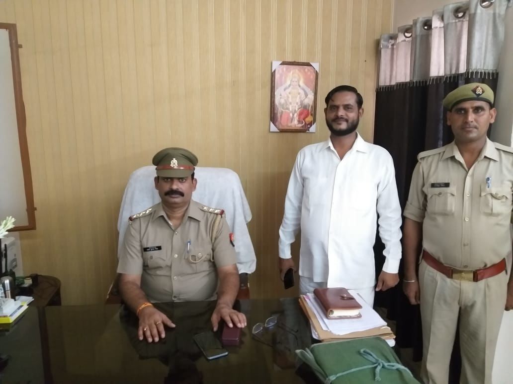 बीजेपी नेता बीएस तोमर की हत्या का साजिशकर्ता चेयरमैन पति हाथ में फोन लेकर खुश होता पुलिस की हिरासत में बीजेपी नेता बीएस तोमर की हत्या का साजिशकर्ता चेयरमैन पति हाथ में फोन लेकर खुश होता पुलिस की हिरासत में