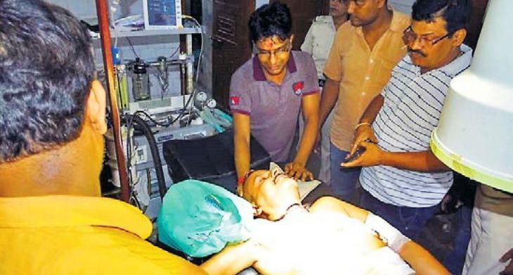 बिहार में बदमाशों के हौसले बुलंद? समस्तीपुर में कारोबारी, उनकी पत्नी और बेटी को बदमाशों ने घर में घुसकर मारी गोली बिहार में बदमाशों के हौसले बुलंद? समस्तीपुर में कारोबारी, उनकी पत्नी और बेटी को बदमाशों ने घर में घुसकर मारी गोली
