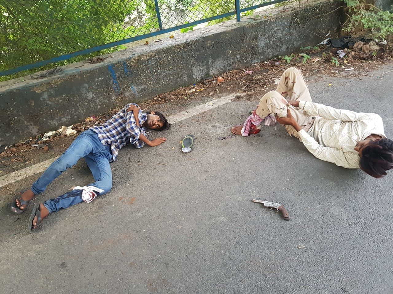 गाजियाबाद के थाना इंदिरापुरम में पुलिस की बदमाशों से मुठभेड़, दो बदमाशों के लगी गोली सिपाही भी हुआ घायल गाजियाबाद के थाना इंदिरापुरम में पुलिस की बदमाशों से मुठभेड़, दो बदमाशों के लगी गोली सिपाही भी हुआ घायल
