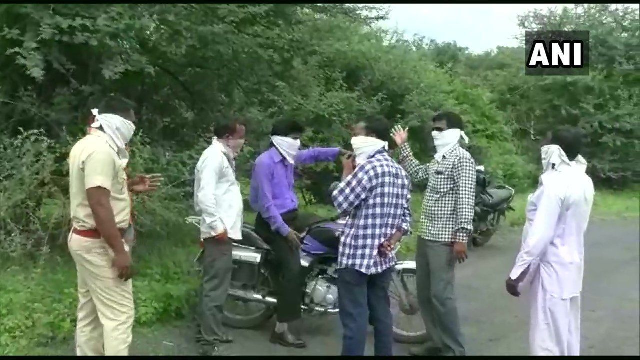 जंगल में मिले मरे हुए 90 कुत्ते, इतनी बुरी तरह मारा इनको देखकर रो पड़ा मन! जंगल में मिले मरे हुए 90 कुत्ते, इतनी बुरी तरह मारा इनको देखकर रो पड़ा मन!