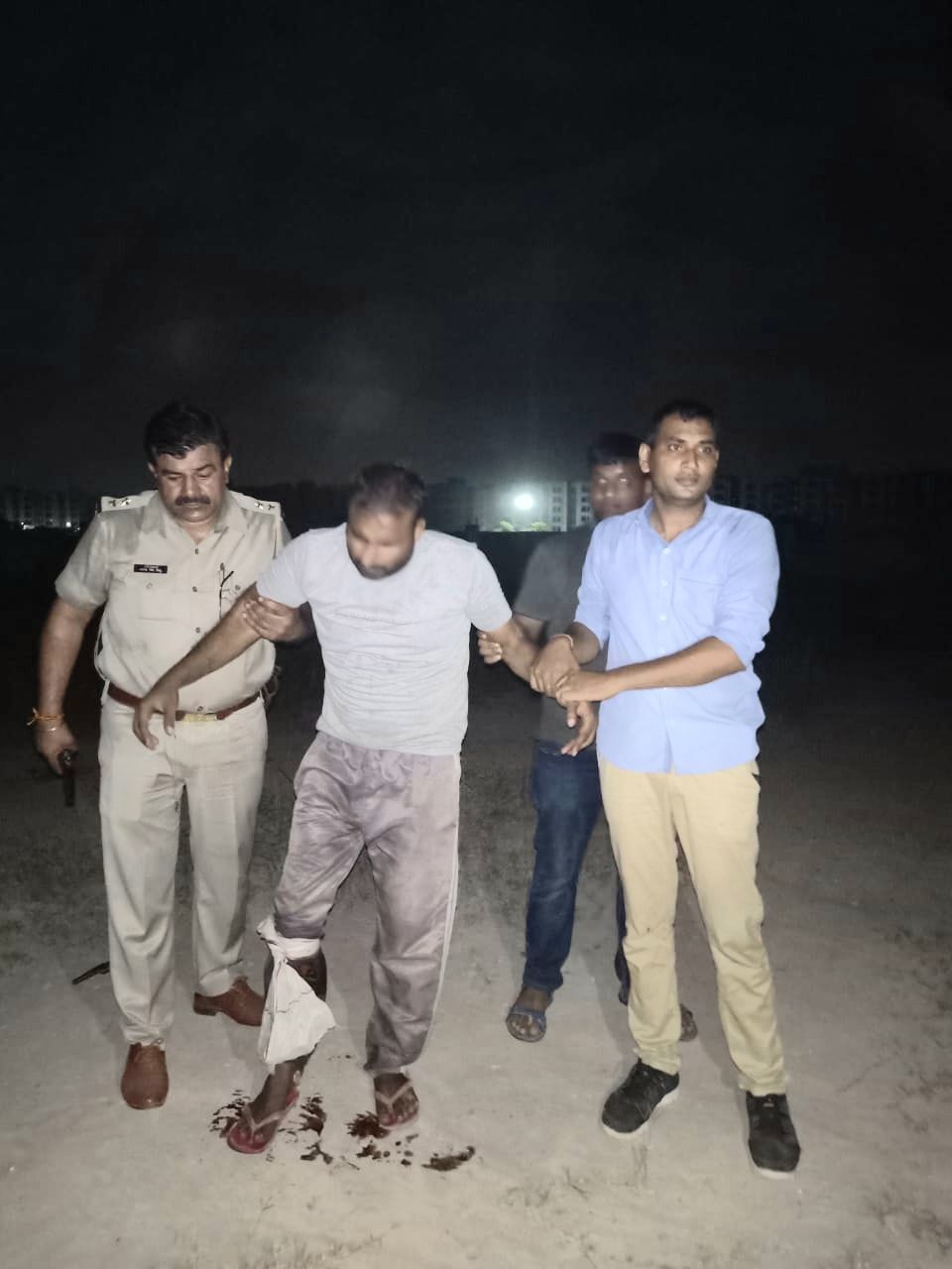 गाजियाबाद में पुलिस से मुठभेड़, पच्चीस हजार का इनामिया बदमाश घायल गाजियाबाद में पुलिस से मुठभेड़, पच्चीस हजार का इनामिया बदमाश घायल