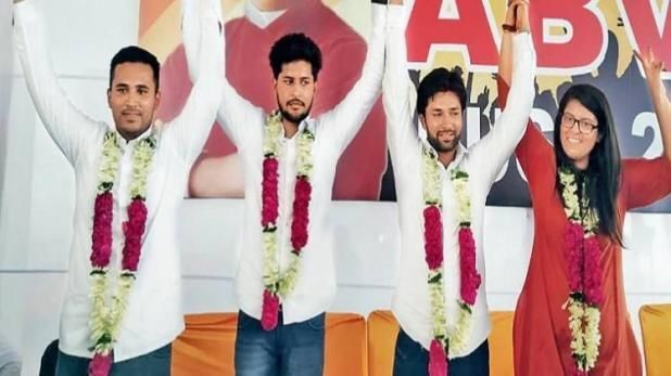 दिल्ली यूनिवर्सिटी छात्र संघ चुनाव में ABVP ने लहराया अपना परचम, चुनाव परिणाम हुआ घोषित दिल्ली यूनिवर्सिटी छात्र संघ चुनाव में ABVP ने लहराया अपना परचम, चुनाव परिणाम हुआ घोषित