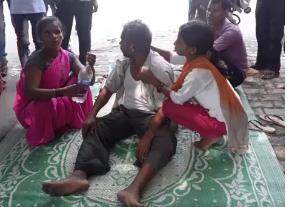हरदोई में प्रेमी को प्रेमिका के घर में जलाया, खबर सुनकर प्रेमी की माँ की अस्पताल में मौत हरदोई में प्रेमी को प्रेमिका के घर में जलाया, खबर सुनकर प्रेमी की माँ की अस्पताल में मौत