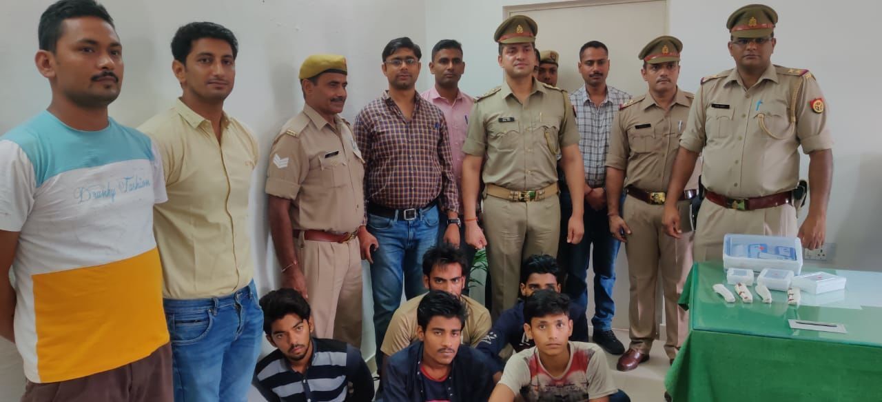 थाना फेस-3 पुलिस ने राहगीरों से लूटपाट करने वाले पांच लुटेरों को किया गिरफ्तार थाना फेस-3 पुलिस ने राहगीरों से लूटपाट करने वाले पांच लुटेरों को किया गिरफ्तार