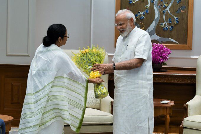 पीएम नरेंद्र मोदी से मिलीं ममता बनर्जी, कुर्ता और मिठाई किया गिफ्ट पीएम नरेंद्र मोदी से मिलीं ममता बनर्जी, कुर्ता और मिठाई किया गिफ्ट