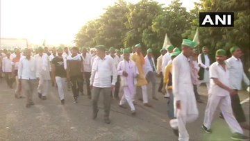 दिल्ली बॉर्डर तक पहुंचे हजारों किसान, कृषि मंत्रालय से बातचीत हुई नाकाम दिल्ली बॉर्डर तक पहुंचे हजारों किसान, कृषि मंत्रालय से बातचीत हुई नाकाम