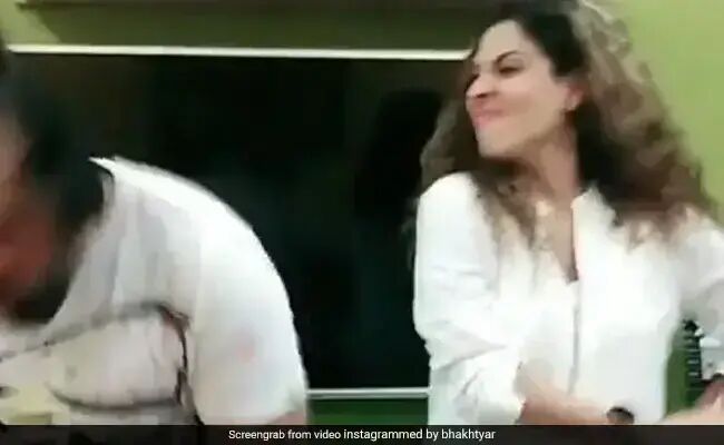 Bigg Boss के एक्स कंटेस्टेंट को हिमेश रेशमिया का सॉन्ग गाना पड़ा भारी, बीवी ने लगाया चांटा- देखें Video Bigg Boss के एक्स कंटेस्टेंट को हिमेश रेशमिया का सॉन्ग गाना पड़ा भारी, बीवी ने लगाया चांटा- देखें Video
